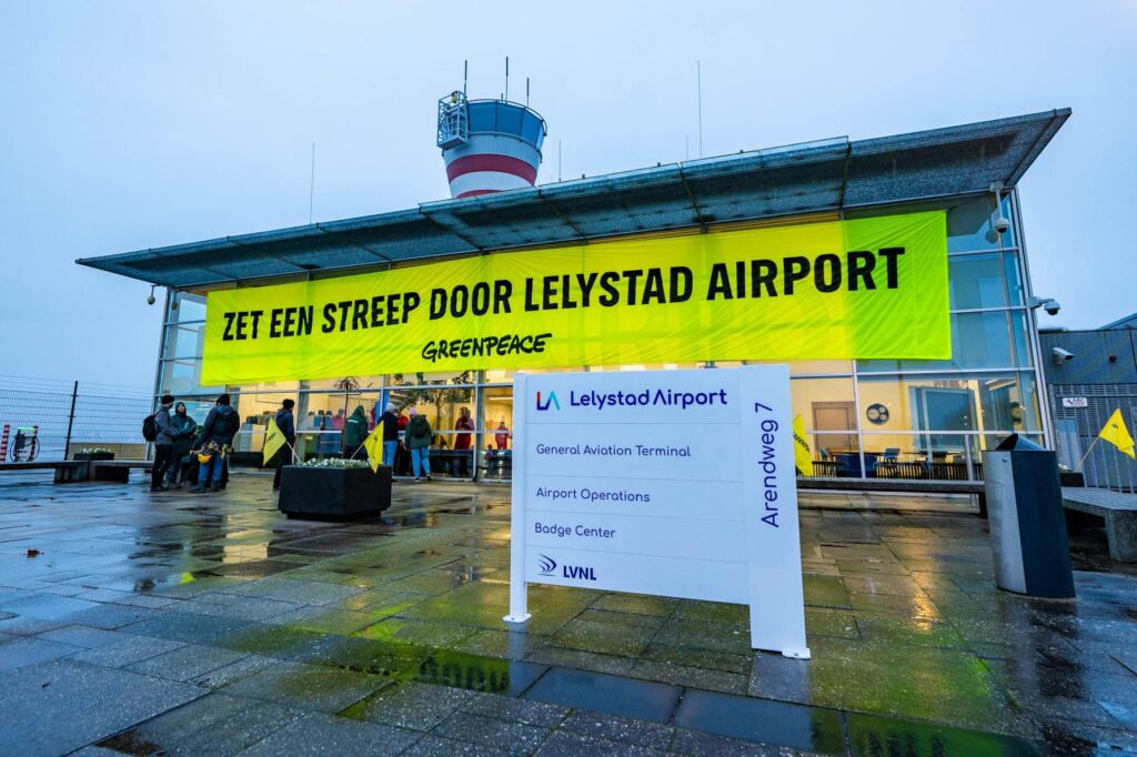 Greenpeace bezet hoofdgebouw Lelystad Airport al meer dan 24 uur