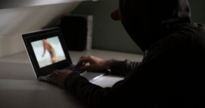 Onderwijsassistent veroordeeld tot 8 jaar cel en tbs voor langdurig kindermisbruik